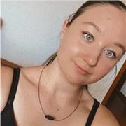 Chica joven con estudios ofrece clases de apoyo